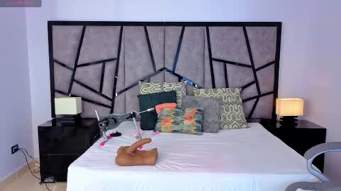 milaa_star online show from June 18, 5:20 am