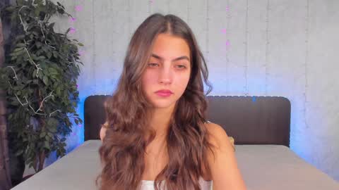 Snapshot of milana_crystal_ chatting on December 9, 8:11 am Milana online show from December 9, 8:11 am