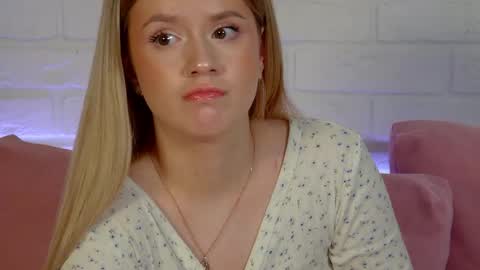 MilanaBalmain online show from April 15, 7:58 pm