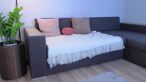 milanakowall online show from February 7, 7:45 am