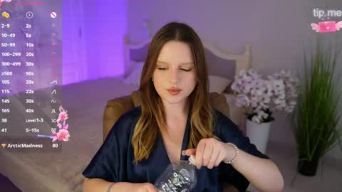 milanamoons online show from April 25, 1:03 pm