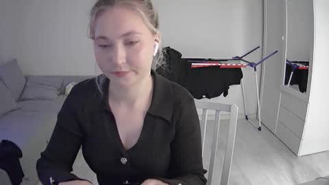 Milena new nonude shy blonde natural online show from May 9, 6:54 pm