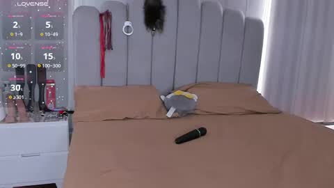 MILEY  online show from September 8, 3:55 pm