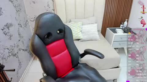 MILEY online show from April 25, 7:33 pm