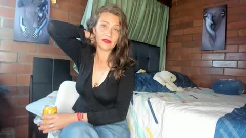 Snapshot of milf_darling chatting on February 8, 12:28 am Victoria online show from February 8, 12:28 am