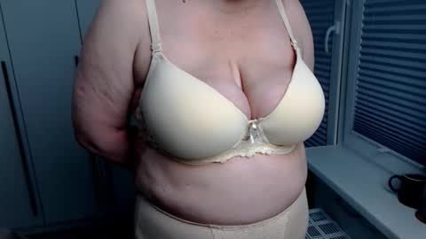 MilfScarlette online show from April 17, 5:37 pm