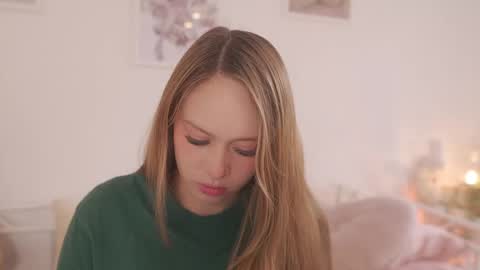milky_0 online show from May 1, 7:06 pm