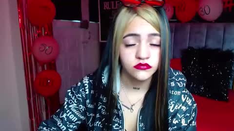 Snapshot of millacounisslosexanal chatting on February 19, 1:39 pm Violeta online show from February 19, 1:39 pm