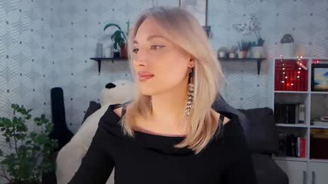 MillaXQueen online show from April 19, 1:33 pm