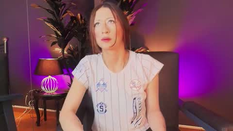 Snapshot of milyrouse___ chatting on March 7, 4:13 am Milly online show from March 7, 4:13 am