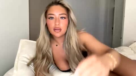 Mimi Monroe  online show from December 21, 5:50 pm