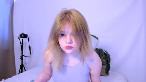 Snapshot of mina27372 chatting on March 6, 6:08 am hi Im Mina online show from March 6, 6:08 am