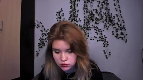 Snapshot of mina27372 chatting on February 21, 9:34 am hi Im Mina online show from February 21, 9:34 am