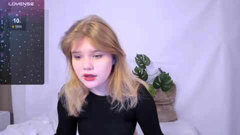 Snapshot of mina27372 chatting on March 5, 5:40 am hi Im Mina online show from March 5, 5:40 am