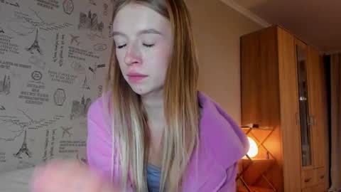 Snapshot of minidiva_ chatting on October 14, 10:34 pm Amelia online show from October 14, 10:34 pm