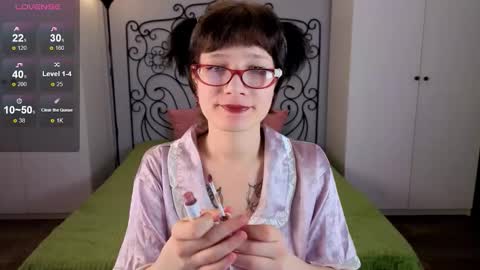 Snapshot of mint_fairy chatting on October 18, 5:59 pm Olivia online show from October 18, 5:59 pm