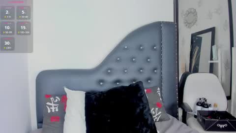 Snapshot of mirandafoxx chatting on October 5, 5:07 pm Mirandas room online show from October 5, 5:07 pm