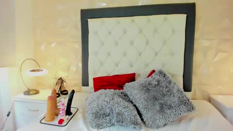 Snapshot of mirandafoxx chatting on March 5, 4:57 pm Mirandas room online show from March 5, 4:57 pm