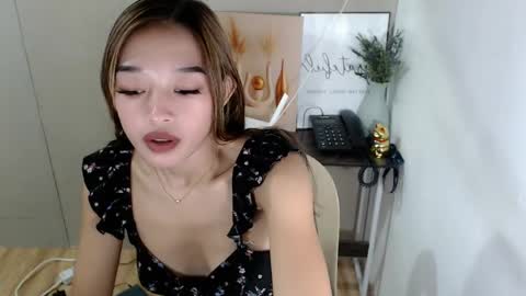 miss_j222 online show from May 27, 9:28 am