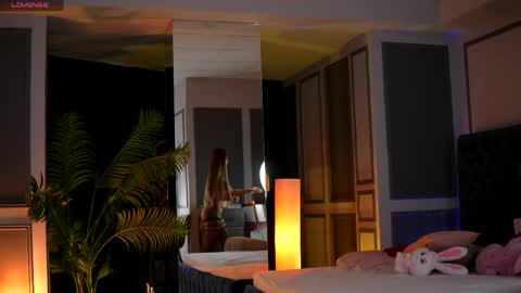 misskiarra online show from April 25, 7:33 pm