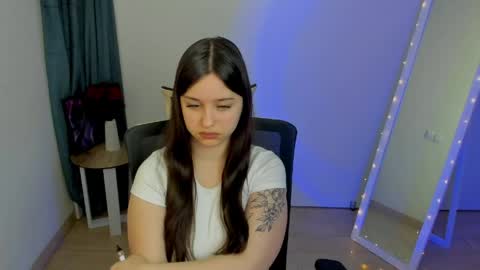 Mia online show from May 8, 1:47 pm