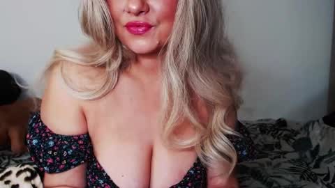 Snapshot of missqueen1416 chatting on March 7, 10:10 pm Missqueen1416 online show from March 7, 10:10 pm