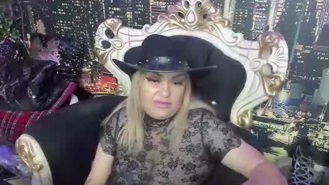 QueenT online show from December 1, 12:04 am