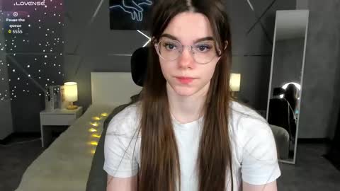 misss_evelyne online show from December 18, 1:43 am