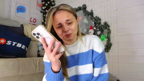 Snapshot of misss_viki chatting on December 31, 11:53 am . online show from December 31, 11:53 am