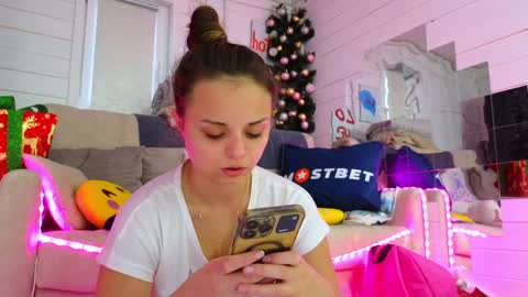 Snapshot of misss_viki chatting on December 16, 8:41 am . online show from December 16, 8:41 am