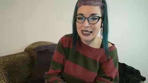 Missy Dee online show from December 3, 8:03 am