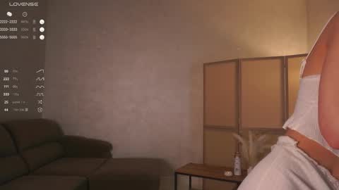 Mia online show from October 31, 5:39 pm