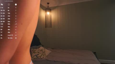 Mia online show from March 19, 5:39 pm