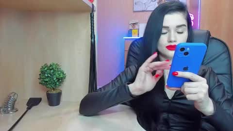 Snapshot of mistress_kristi chatting on January 16, 7:52 pm Mistress Kristi online show from January 16, 7:52 pm