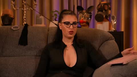 Snapshot of mistresskellykent chatting on September 16, 12:29 am Mistress Kelly online show from September 16, 12:29 am