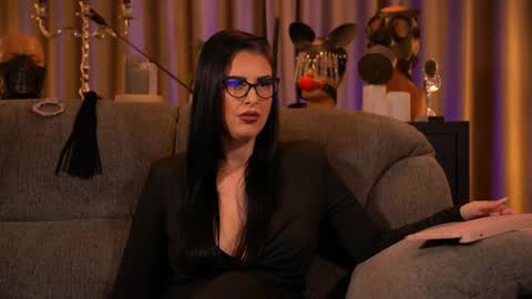 Snapshot of mistresskellykent chatting on September 18, 9:35 pm Mistress Kelly online show from September 18, 9:35 pm