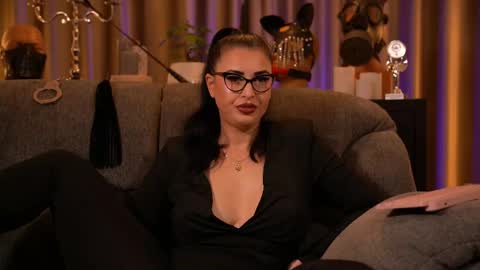 Snapshot of mistresskellykent chatting on October 10, 10:47 pm Mistress Kelly online show from October 10, 10:47 pm