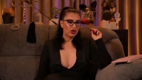 Snapshot of mistresskellykent chatting on October 6, 12:05 am Mistress Kelly online show from October 6, 12:05 am
