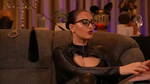 Snapshot of mistresskellykent chatting on October 17, 10:46 pm Mistress Kelly online show from October 17, 10:46 pm