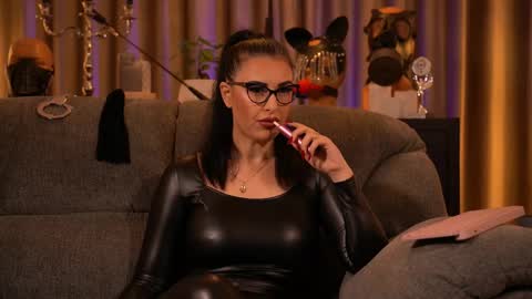 Snapshot of mistresskellykent chatting on October 2, 8:36 pm Mistress Kelly online show from October 2, 8:36 pm