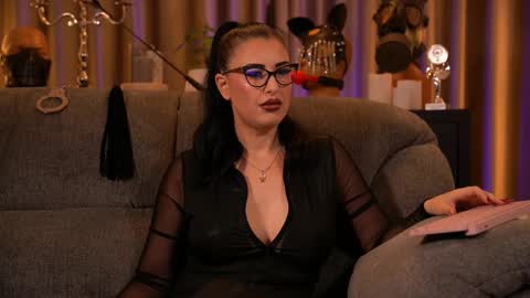 Snapshot of mistresskellykent chatting on October 9, 10:36 pm Mistress Kelly online show from October 9, 10:36 pm