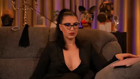 Snapshot of mistresskellykent chatting on September 13, 11:57 pm Mistress Kelly online show from September 13, 11:57 pm