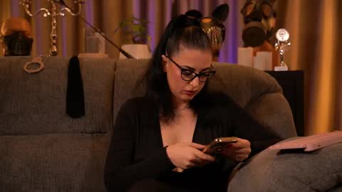 Snapshot of mistresskellykent chatting on October 13, 11:18 pm Mistress Kelly online show from October 13, 11:18 pm