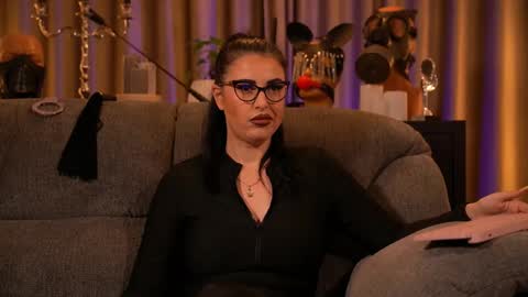 Snapshot of mistresskellykent chatting on September 20, 12:21 am Mistress Kelly online show from September 20, 12:21 am