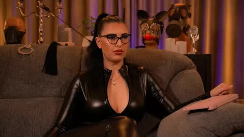 Snapshot of mistresskellykent chatting on September 29, 12:38 am Mistress Kelly online show from September 29, 12:38 am