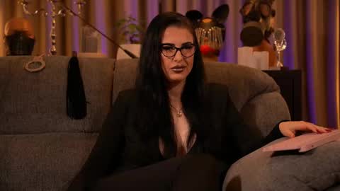 Snapshot of mistresskellykent chatting on October 16, 10:45 pm Mistress Kelly online show from October 16, 10:45 pm