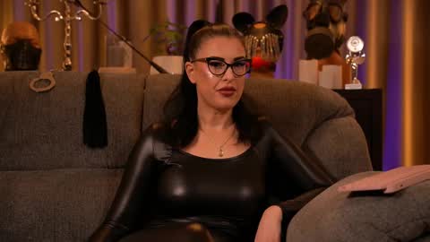 Snapshot of mistresskellykent chatting on October 12, 11:07 pm Mistress Kelly online show from October 12, 11:07 pm