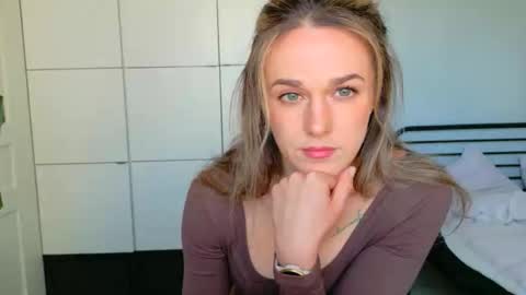 mmminnie online show from April 22, 10:01 am