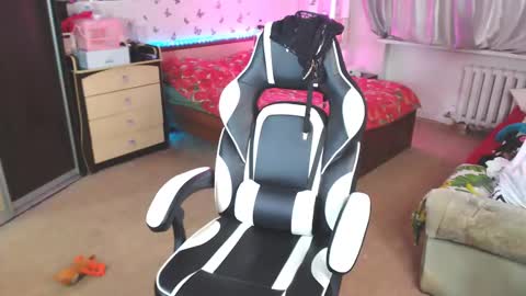 Snapshot of molly_barbie chatting on February 24, 9:41 am Molly Prvt is open online show from February 24, 9:41 am
