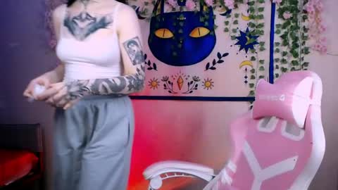 molly_kisss online show from April 18, 6:27 am